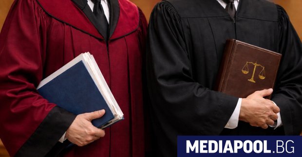 Всички магистрати ще получат по 2832 евро за да си