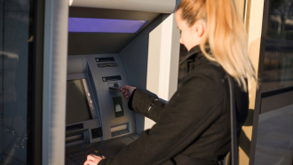 КЗП хвана банки да увеличават изкуствено задълженията на студентите със заем за образование