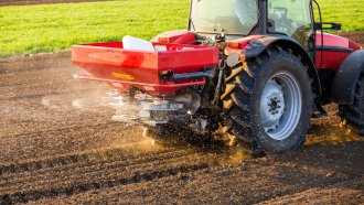 ЕС няма да премахне временно въглеродния данък, за да спре поскъпването на торовете