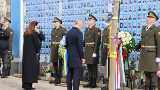 Гюров отдаде почит на жертвите на конфликта с Русия. Очаква се среща със Зеленски (снимки)