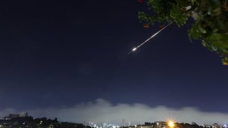 Осем души бяха ранени, а автомобили бяха опожарени в Централен Израел при ирански удар с касетъчен боеприпас