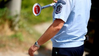 Шофьор на автомобил сгази полицай при опит за проверка край Белица, после избяга