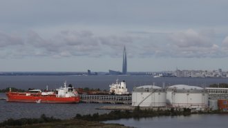 САЩ свалиха санкциите върху руския петрол