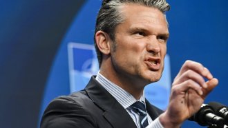 Дни преди атаката срещу Иран министърът на войната на САЩ е опитал да инвестира в компании от отбранителния сектор