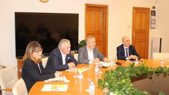 Условие пред индустрията: 1/2 от помощта за скъпия ток да е за декарбонизация, сваляща цените им