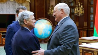 Лукашенко се ръкува с американския пратеник