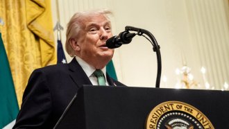 Тръмп обяви временно спиране на ударите по Иран за пет дни