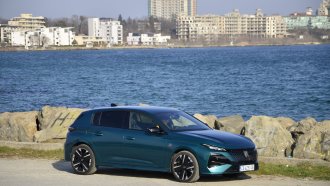 Тиха скорост към морето: тест драйв на Peugeot 308 Hybrid