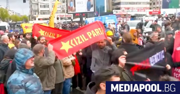 Турската полиция използва сълзотворен газ и задържа десетки участници в