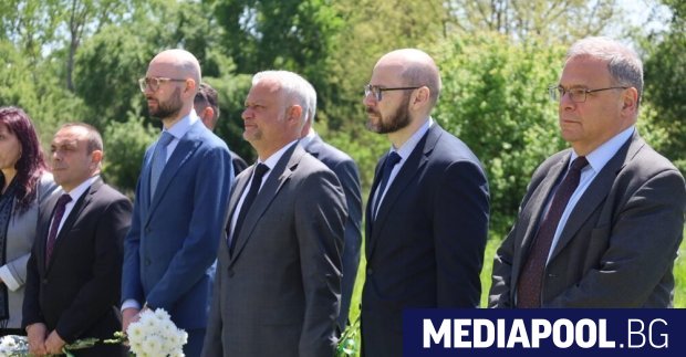 Министри поднесоха венци и цветя в памет на жертвите на