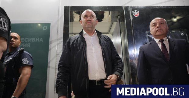 Лидерът на Прогресивна България бе засипан с призиви в четвъртък