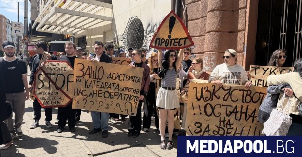 С плакати Изкуството остана на заден план и Защо слагате