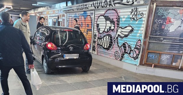 Кола без шофьор влезе по стълбите в подлеза на Орлов