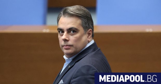 Председателят на Продължаваме промяната Асен Василев обяви че става депутат