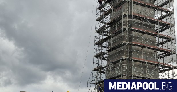 Работници започнаха демонтиране на скелето около фундамента на паметника на