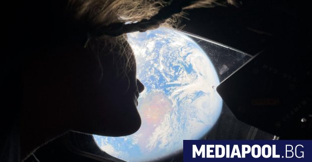 Космическият кораб от мисията Артемис II потегли обратно към Земята