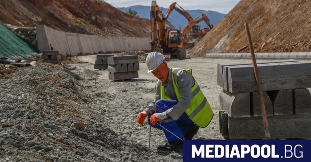 Строителните дейности за участъка от Крива Паланка до тунела между
