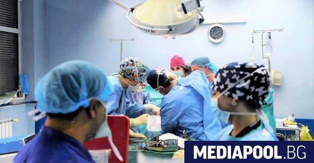 Бъбречни трансплантации на двама мъже с хронична бъбречна недостатъчност са
