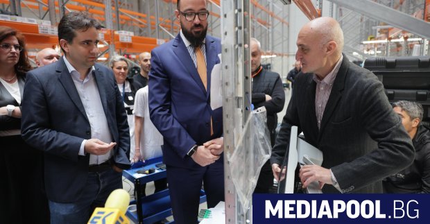 Три дни преди извънредните парламентарни избори на 19 април представители