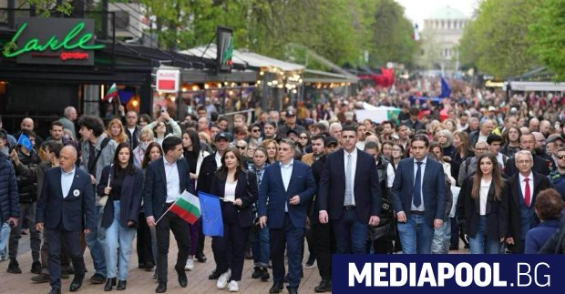 Лидерите на Продължаваме промяната Демократична България ПП ДБ поведоха шествие