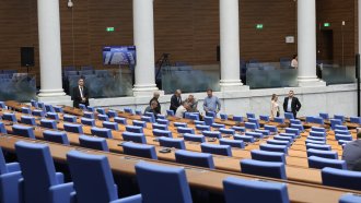 Под 1/4 от депутатите в новия парламент са жени