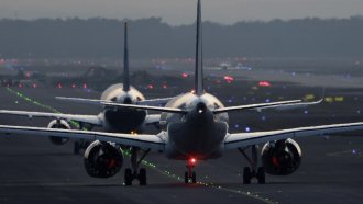 Риск от ограничения на полетите в Европа заради недостиг на керосин