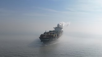 Санкционирани от САЩ танкери преминават през Ормузкия проток