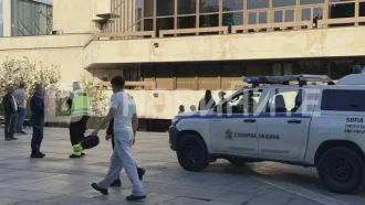 Падна парапет от сградата на НДК, пострадало е 15-годишно момче