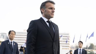 Френските граждани Сесил Колер и Жак Пари, осъдени за шпионаж в Иран, са на свобода и пътуват към Франция