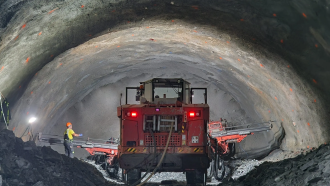 На 90 м от финала е най-дългият двупътен жп тунел на Балканите през Стара планина