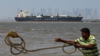 Петролът поевтиня с над 10% заради паузата във войната срещу Иран