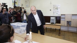 Какво ще направи Румен Радев? Моделът трепери и се саморазпада или просто се прегрупира?