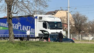 Камион прегази жена в София