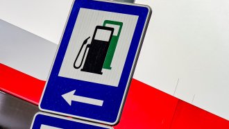 Гърция отпуска по 50 евро на домакинствата за зареждане с гориво