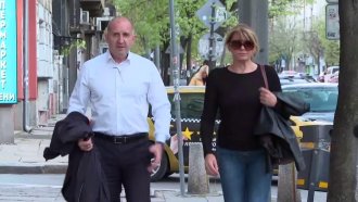 Радев отиде до урната сам, но при победните резултати бе придружен от съпругата си (Обновена)