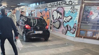 Кола се сурна по стълбите на подлез в центъра на София