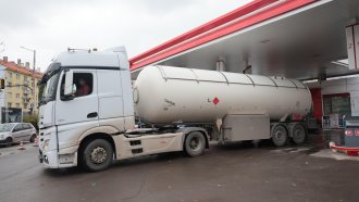 Има керосин и дизел, цените на тока ще са поносими, успокоява енергийният министър