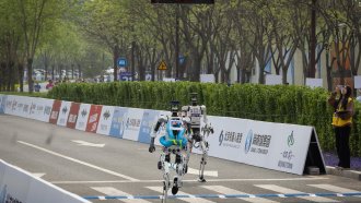 Хуманоиден робот надбяга хората на полумаратона в Пекин