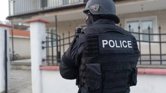 Двама гранични полицаи са задържани за трафик на мигранти