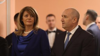 Радев отиде до урната сам след като жена му обяви, че още мисли кого да подкрепи