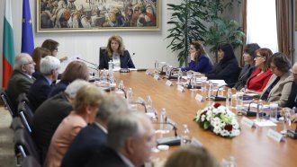 Йотова събра на отчет отговорните за изборите институции. Засега няма сериозни проблеми