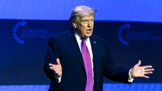 Тръмп има седмица, за да реши съдбата на войната с Иран