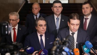 Сблъсък между ДБ и ПП относно обединението в една партия. Денков допусна две групи в НС