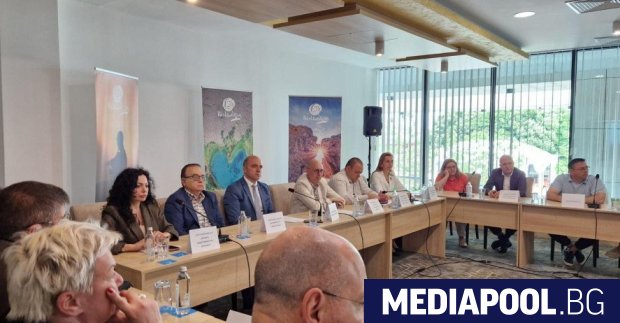 Докато правителството декларира че ще съкращава администрацията в петък бе