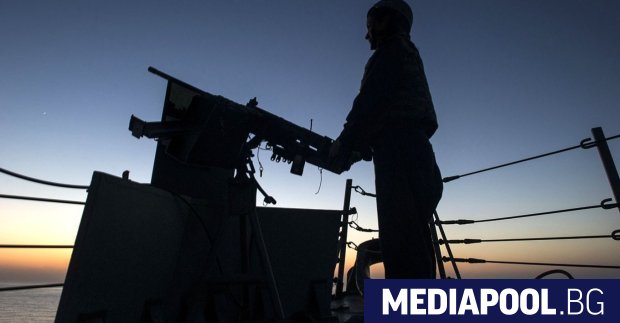 Иран заяви, че в понеделник е принудил американски военен кораб