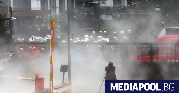 С полицейски сили гумени патрони и сълзотворен газ бяха изведени