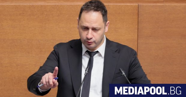 Ден след като новата власт промени правилника на Народното събрание