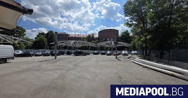 Фирмите стоящи зад автокъща Капитолия в Борисовата градина опитват да