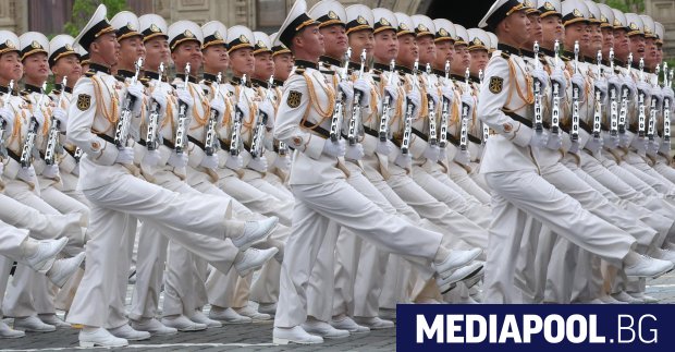 За първи път отряд от военнослужещи от Северна Корея премина