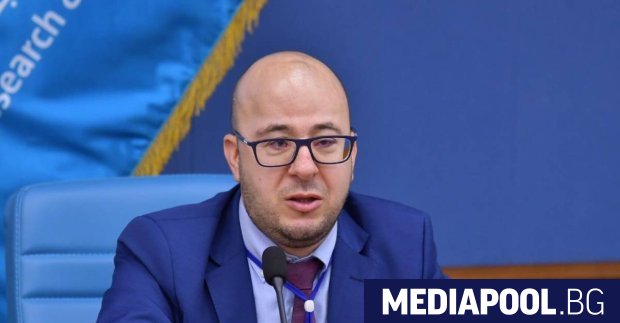 Александру Драгулин е изследовател и експерт по политически науки в